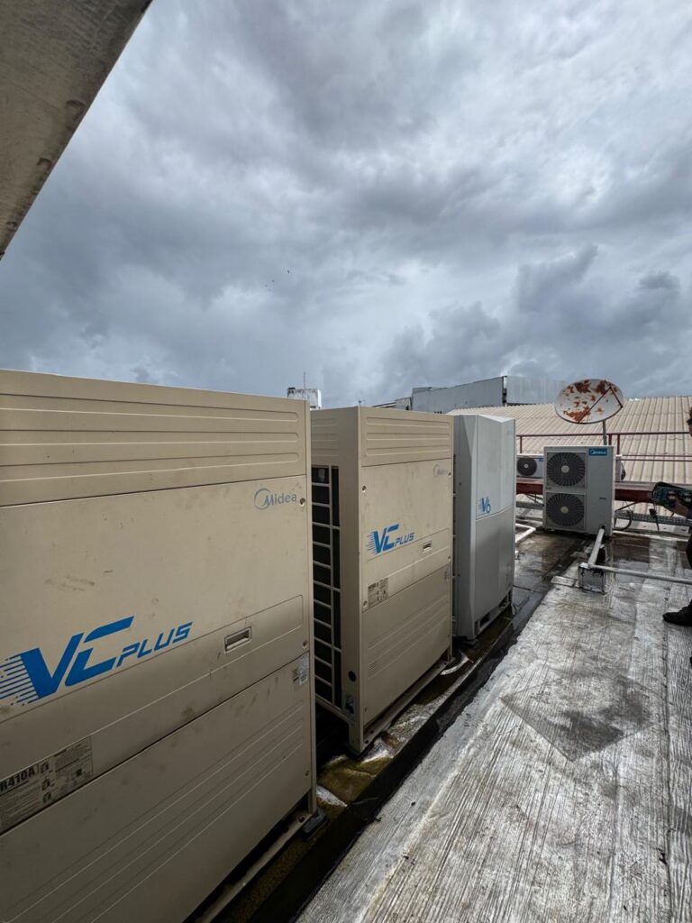 Condensadoras VRF Midea instaladas no telhado de um cliente