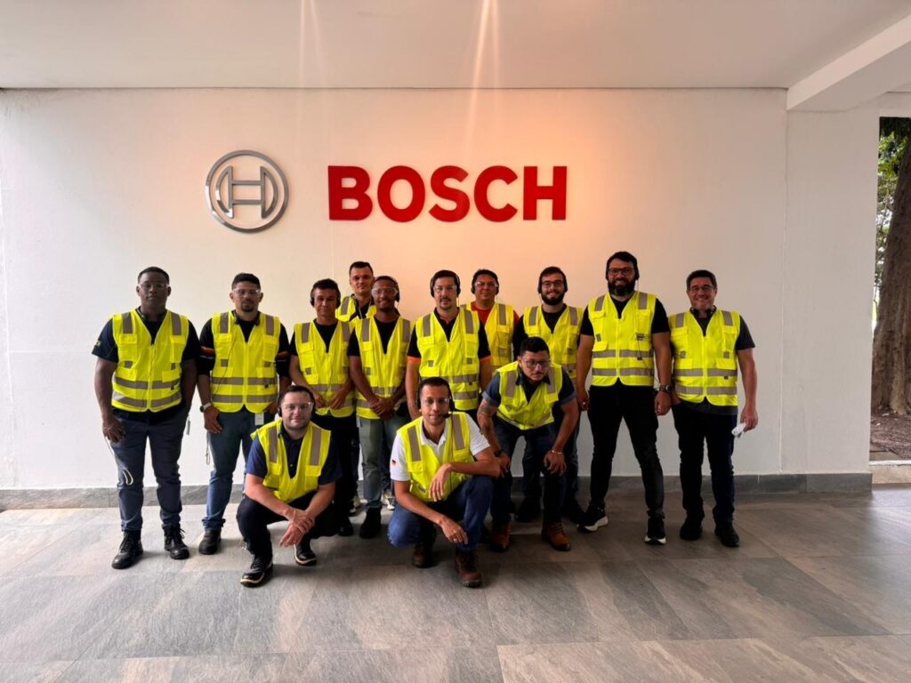 Equipe da JF Engenharia com coletes de segurança em frente ao logo da Bosch